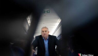 Orbán Viktor magyar miniszterelnök a repülőn tartott sajtótájékoztatót