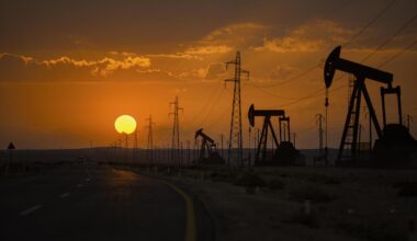 Crude Check: Crude Oil Consolidates With A Bearish Bias