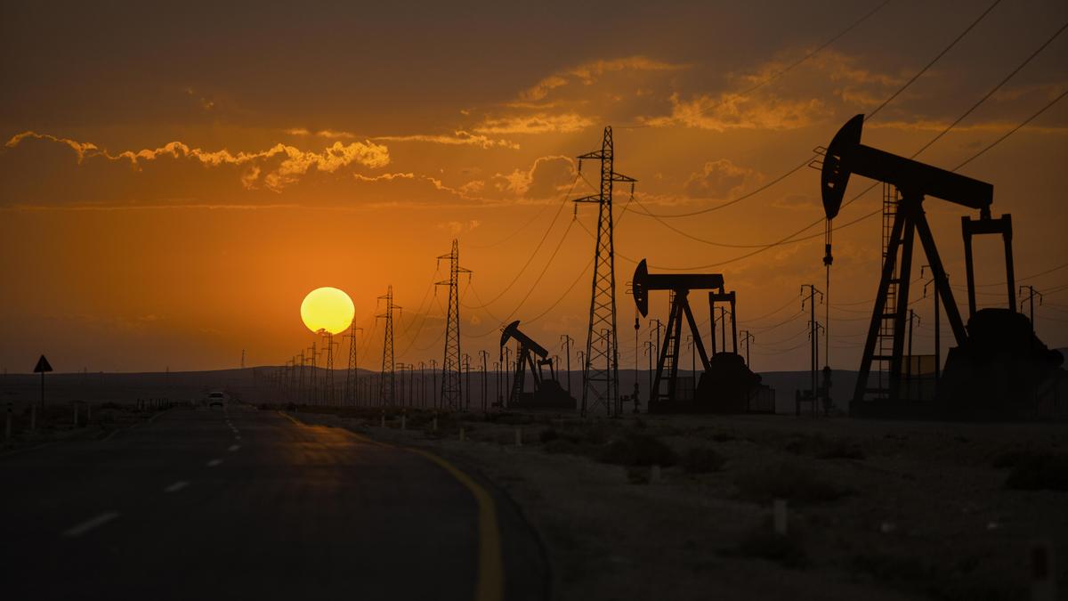 Crude Check: Crude Oil Consolidates With A Bearish Bias