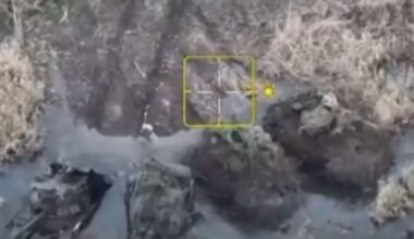 Leichtes Ziel für Ukraine-Angriff: Fünf russische Panzer bleiben in Fluss stecken