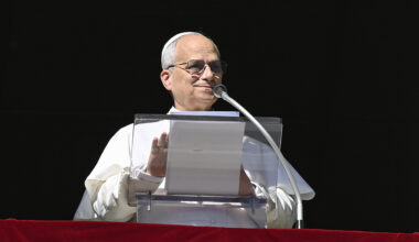 Pope offers prayers for the Philippines and for peacemakers