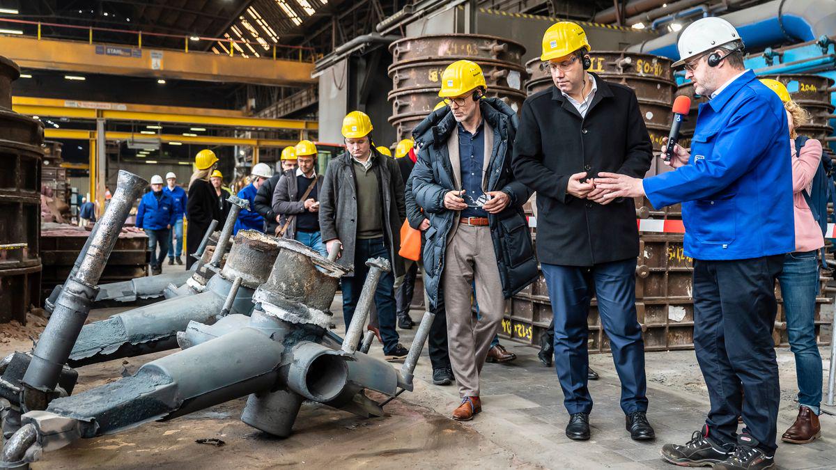 Krieg in der Ukraine: SPD-Chef Lars Klingbeil will alle Stahlimporte aus Russland stoppen