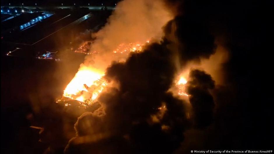 Argentina: 'Huge' explosions rock industrial complex – DW – 11/15/2025