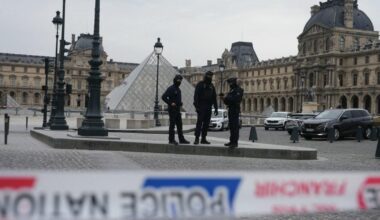 Louvre 'moves' most precious jewels to Bank of France after heist