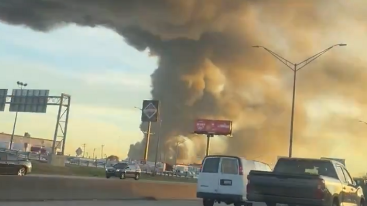 Vliegtuig stort neer bij luchthaven Louisville, beelden tonen explosie en enorme rookontwikkeling