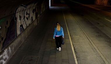 Männer und Frauen unterscheiden sich beim subjektiven Sicherheitsempfinden deutlich: Während sich 56 Prozent der Männer sicher fühlen, sind es bei den Frauen nur 45 Prozent. (Symbolbild)