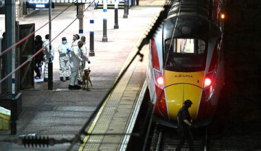 Negen zwaargewonden bij mesaanval in Britse trein, twee verdachten opgepakt: ’Overal bloed te zien’