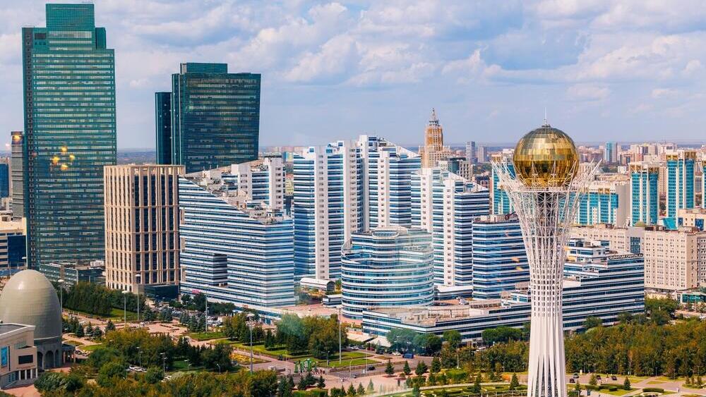 Astana city center (Photo: Parilov / shutterstock) ור-סולטן, קזחסטן. תצפית פנורמית על מרכז העיר ועל מגדל בייטרק