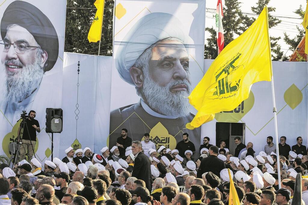 Posters of Naim Qassem and Hassan Nasrallah in Lebanon (Photo: Mahmoud Zayat/AFP) תמונתיהם של נעים קאסם וחסן נסראללה בלבנון