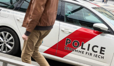 Selon les premières constatations des autorités, une voiture est entrée en collision avec un piéton. 