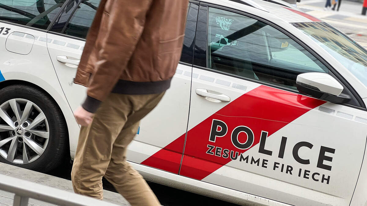 Selon les premières constatations des autorités, une voiture est entrée en collision avec un piéton. 