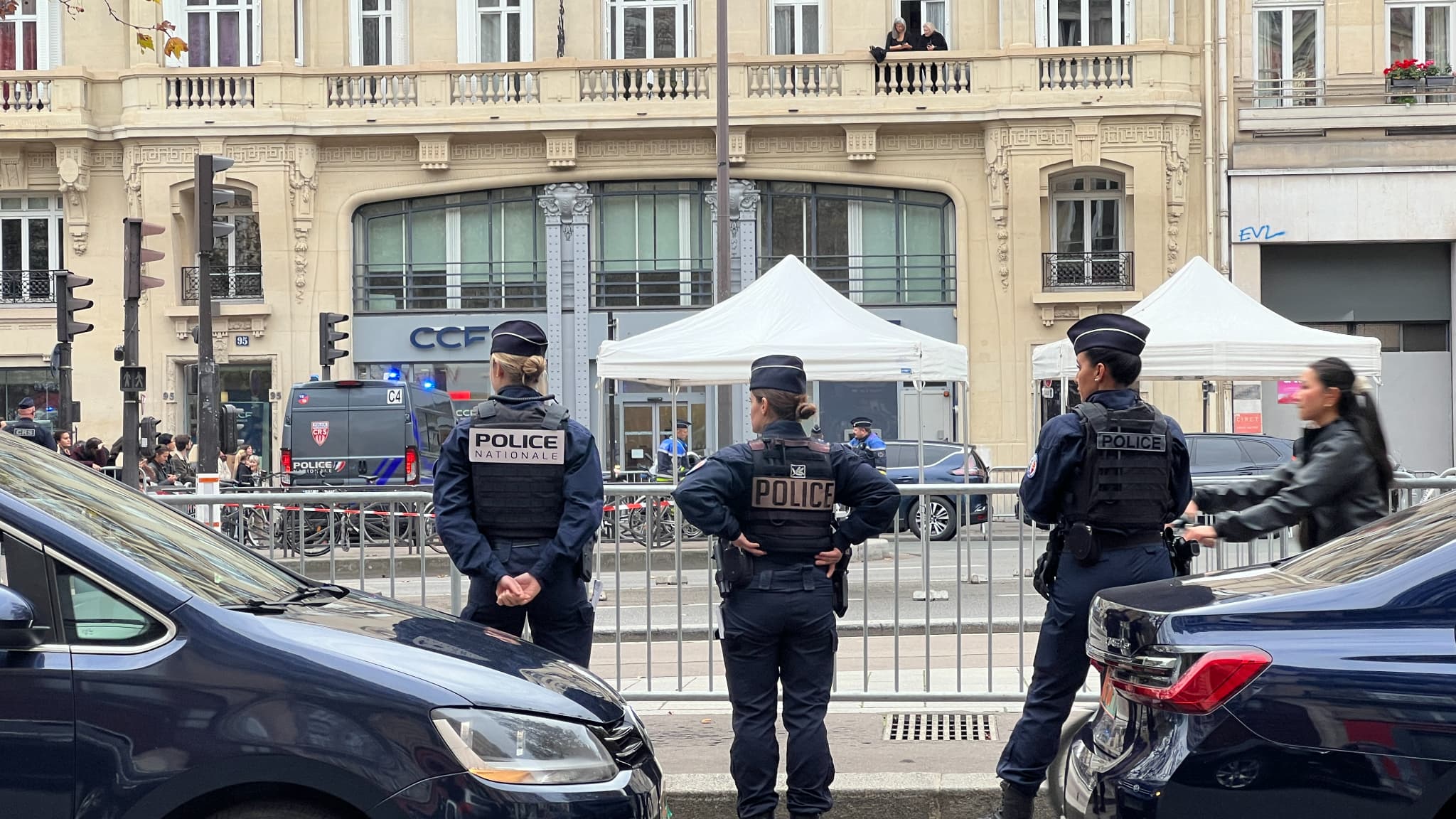 Un dispositif de sécurité devant le Bataclan le 13 novembre 2025. 