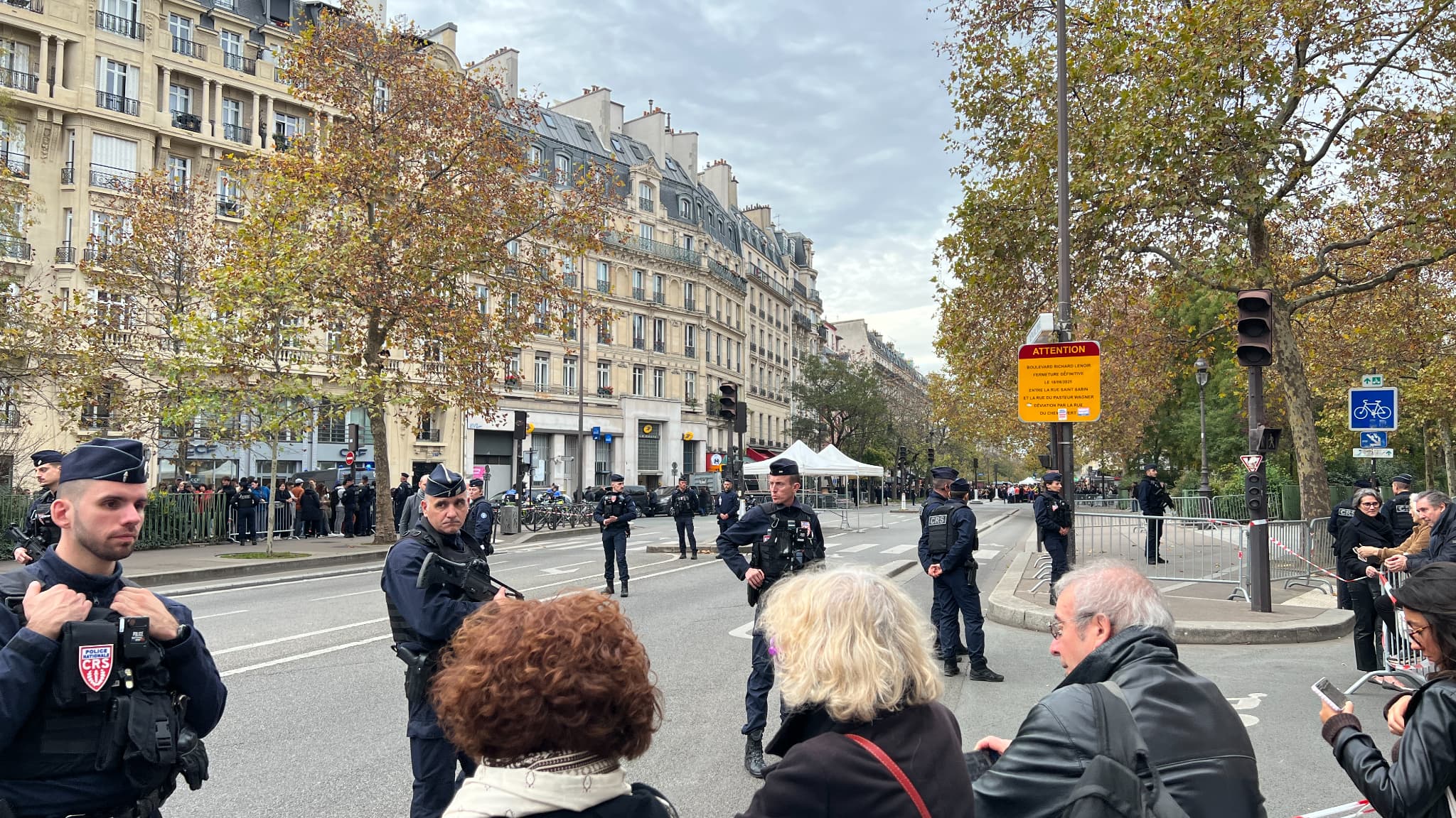 Un dispositif de sécurité devant le Bataclan le 13 novembre 2025. 