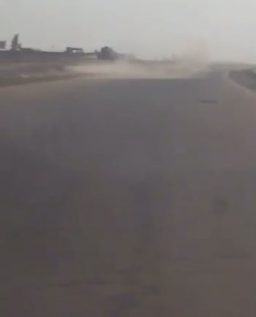 Iraqi Humvee gunner destroys isis suicide bulldozer as it was trying to cut through the dirt berm,2015.