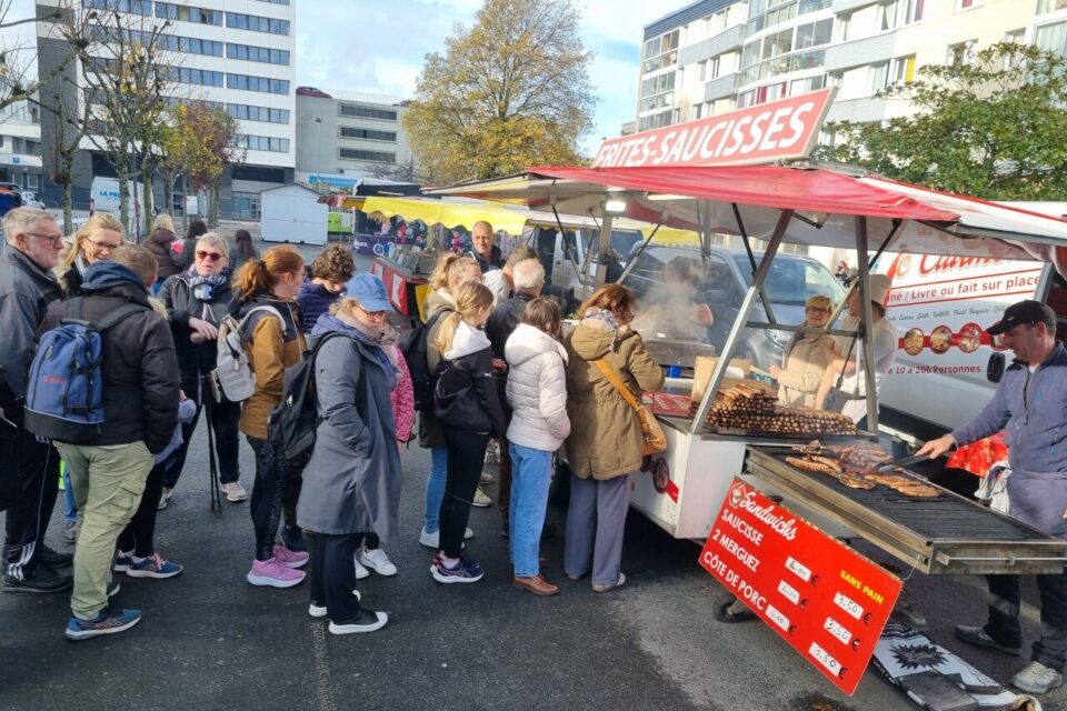 Les gens se restaurent avant d'aller courir ou regarder les premières courses.