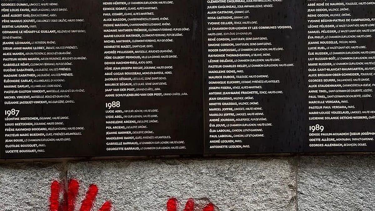 "Mains rouges" sur le Mémorial de la Shoah: quatre Bulgares condamnés à de la prison ferme
