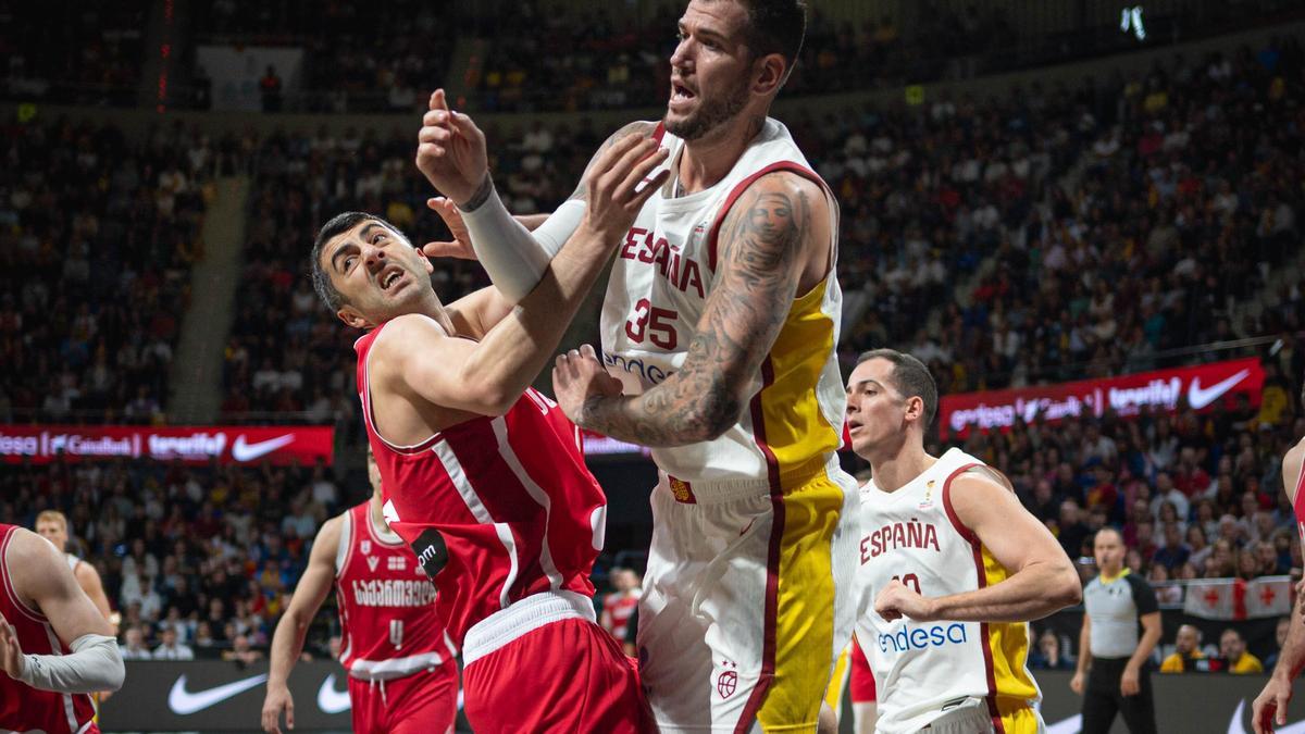 Gio Shermadini y Fran Guerra luchan por la posisión en el España-Georgia.