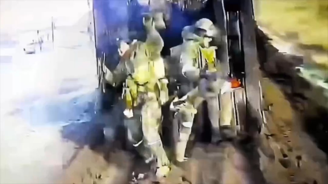 Ukrainian FPV drone hits dismounting russian soldiers near Mala Tokmachka