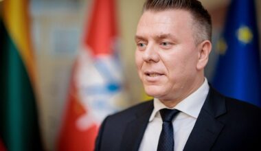 Pasirodė vaizdo įrašas, kuriame matyti, kaip buvęs viceministras A. Brokas ir „Respublikos“ įkūrėjo Vito Tomkaus sūnus telefonu kalbasi su A. Lukašenkos asmenine asistente pristatoma moterimi.