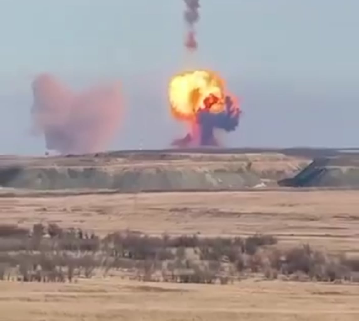 Detailed video of the failed launch of a Russian missile, likely a UR-100N, from the Yasny launch site near Orenburg. 28.11.2025