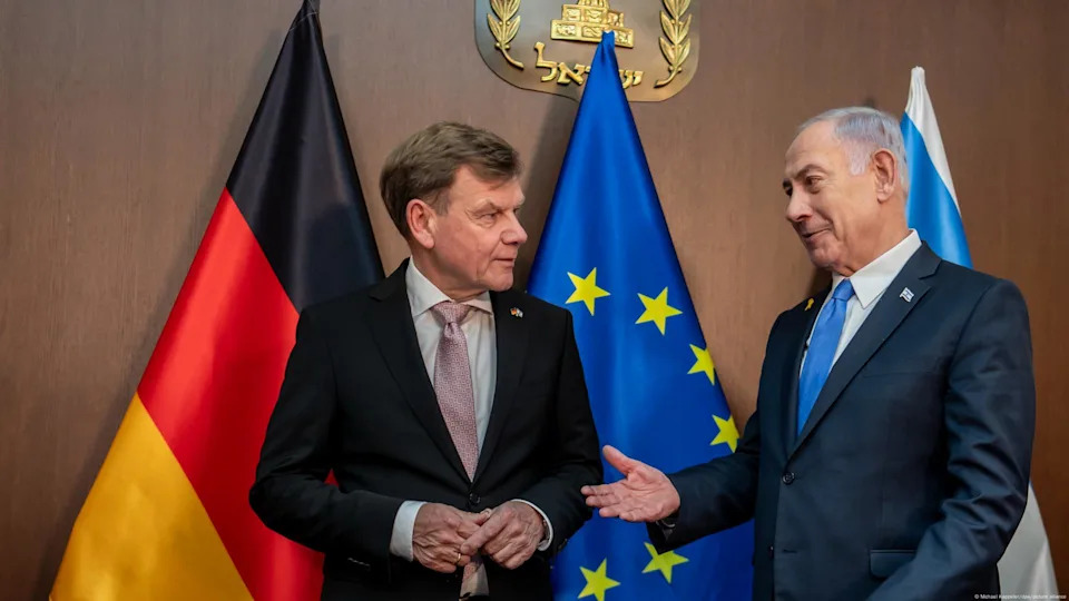 Bundesaußenminister Johann Wadephul (l.) mit Israels Premier Benjamin Netanjahu in Jerusalem (im Mai)<span class="copyright">Michael Kappeler/dpa/picture alliance</span>