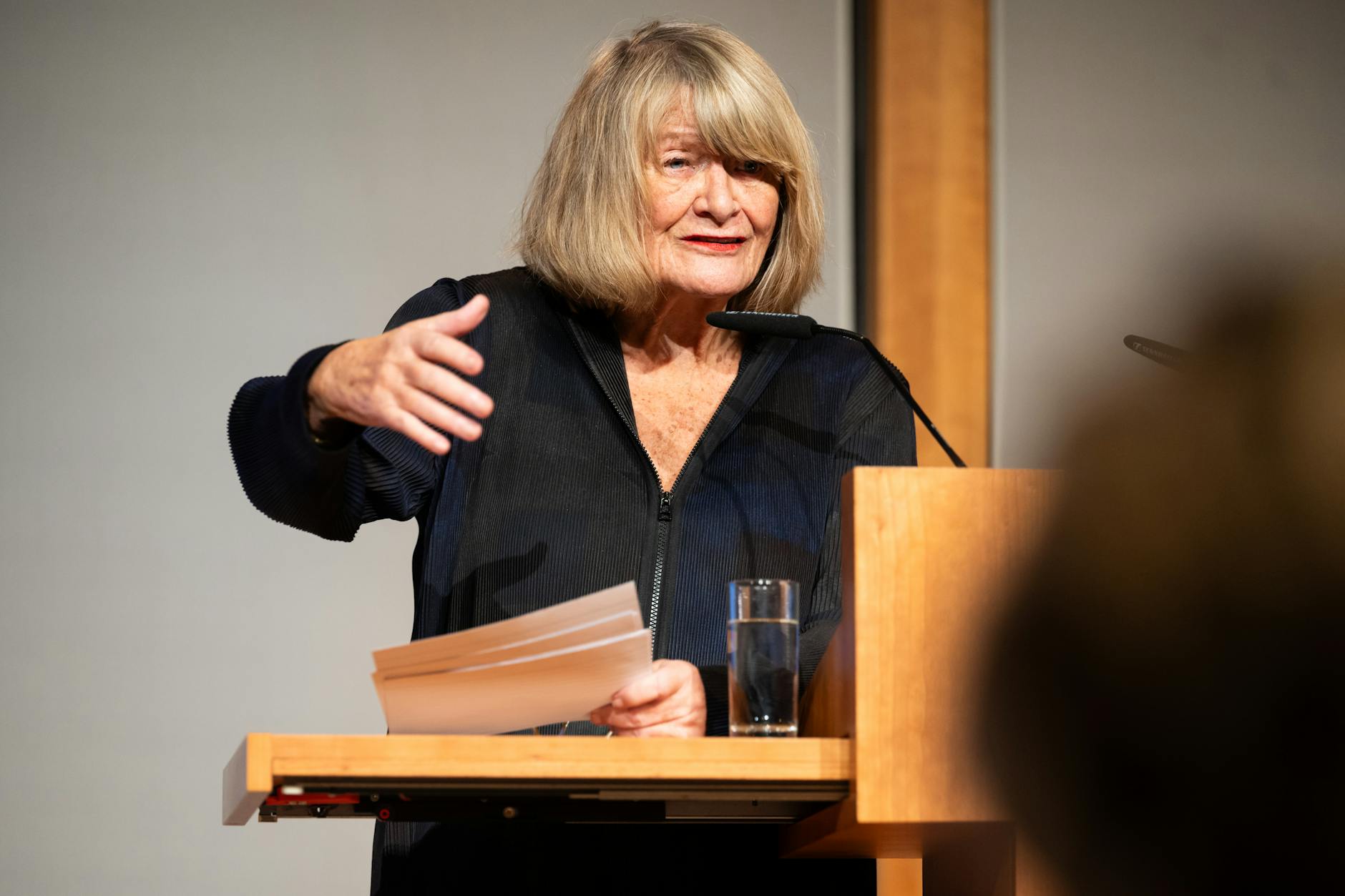 Alice Schwarzer redet beim Heldinnen Award 2025 der Alice Schwarzer Stiftung.