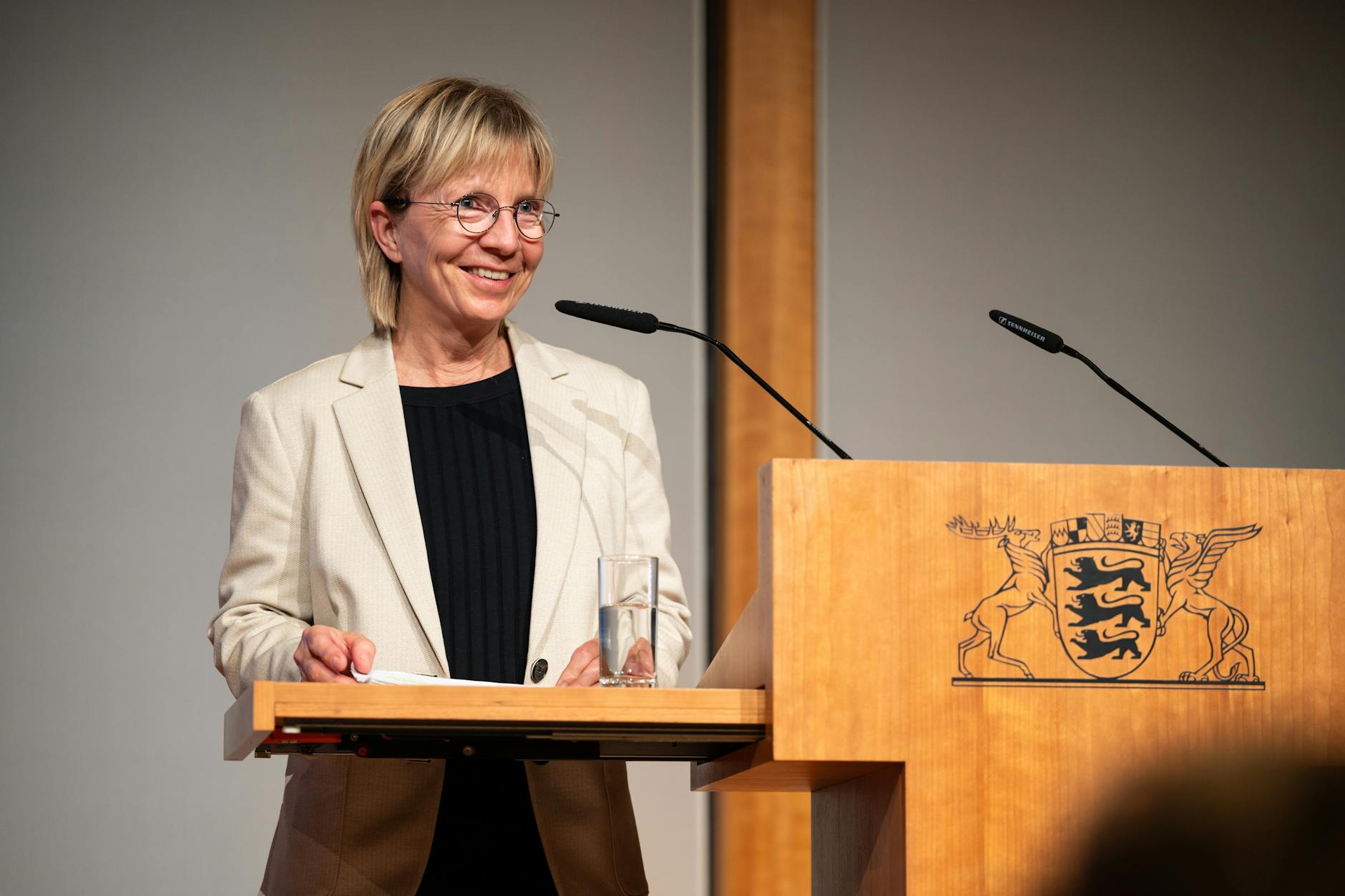 Sabine Constabel richtet klare Worte an Julia Klöckner beim HeldinnenAward 2025.