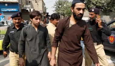 police escorting suspected illegal afghan nationals during government s campaign to evict illegal foreigner from pakistan photo reuters