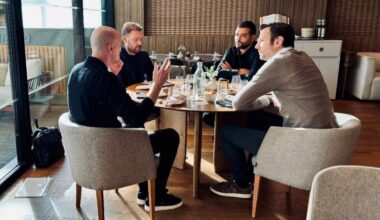 Een oplettende, in Spanje werkzame Nederlander spotte Menno Geelen, Marijn Beuker, Jordi Cruijff en diens manager Soufian Asafiati in het voormalige Rey Juan Carlos-hotel en legde het viertal vast.