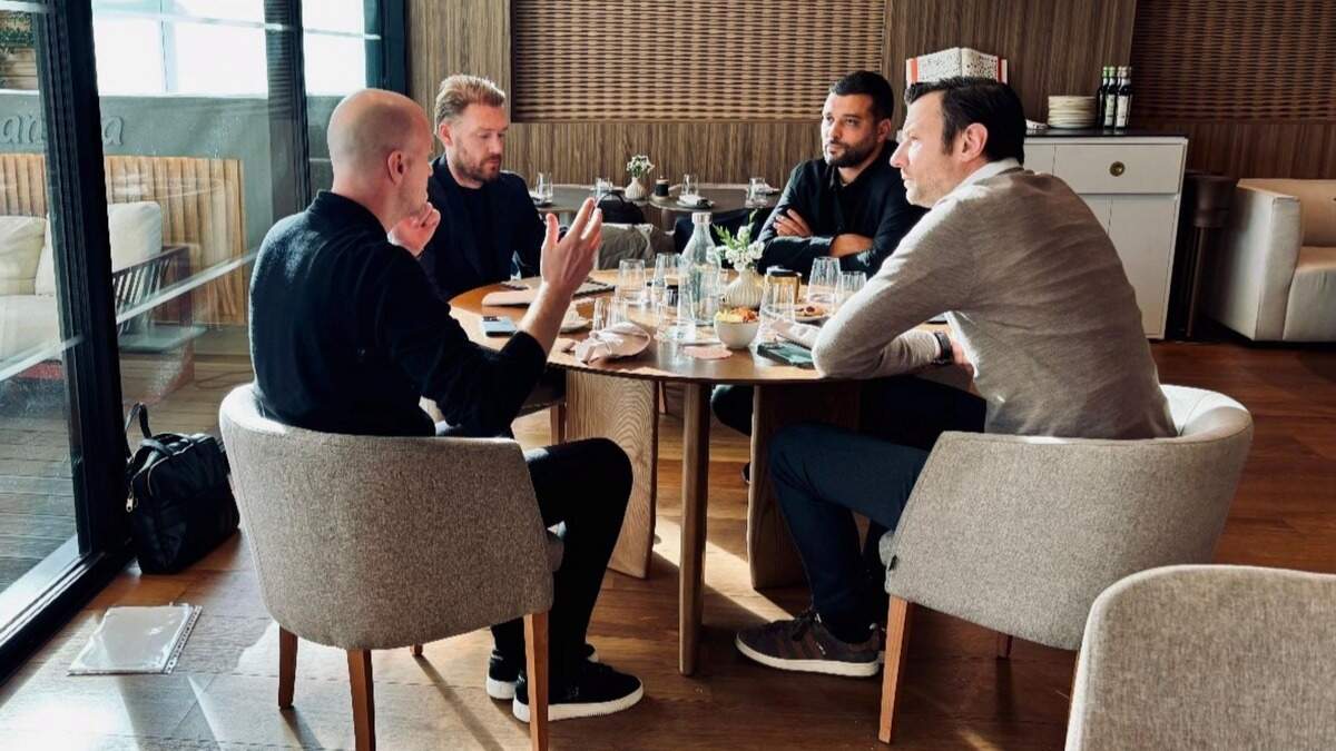 Een oplettende, in Spanje werkzame Nederlander spotte Menno Geelen, Marijn Beuker, Jordi Cruijff en diens manager Soufian Asafiati in het voormalige Rey Juan Carlos-hotel en legde het viertal vast.