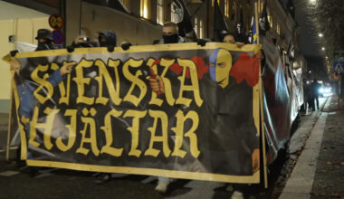 Här tågar Aktivklubb Sverige genom centrala Stockholm