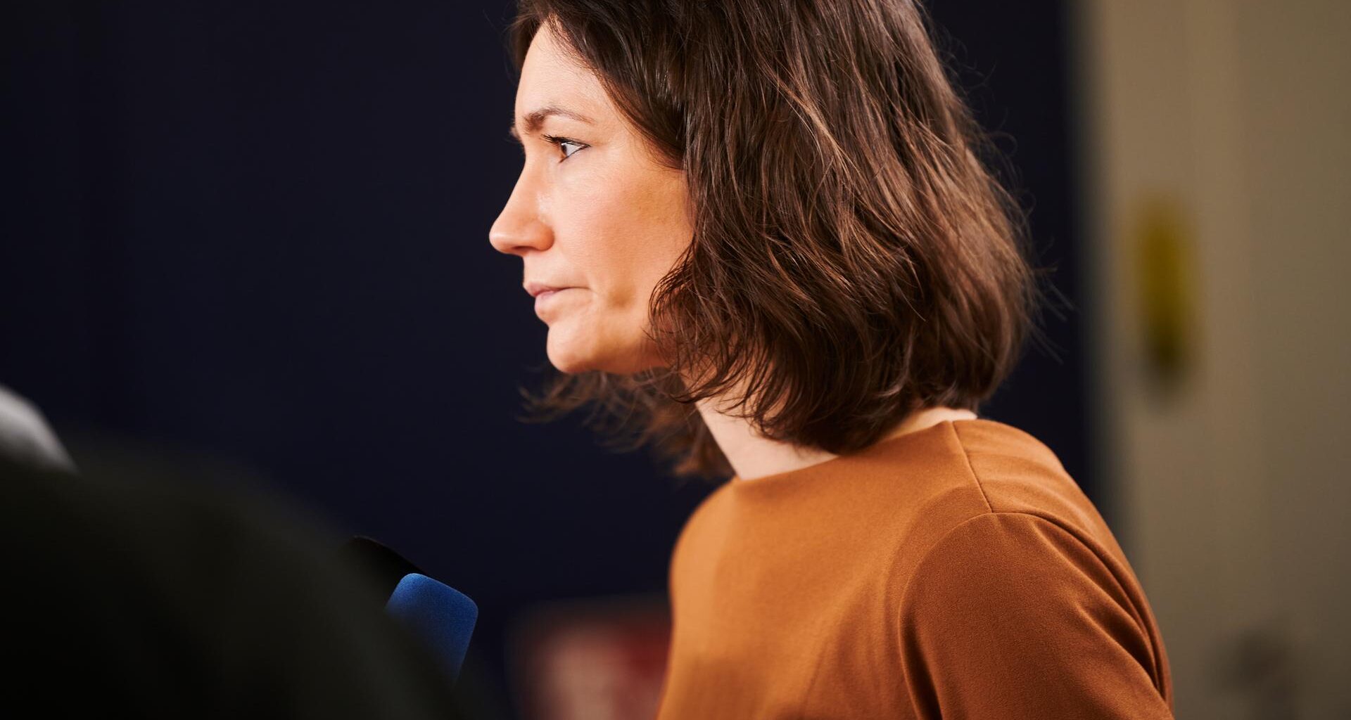 Anne Spiegel ( Bündnis 90/die Grünen), ehemalige Bundesministerin für Familie, Senioren, Frauen und Jugend, bei einer Pressekonferenz vor ihrem Rücktritt. Ihr Gesicht in von der Seite zu sehen.