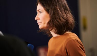 Anne Spiegel ( Bündnis 90/die Grünen), ehemalige Bundesministerin für Familie, Senioren, Frauen und Jugend, bei einer Pressekonferenz vor ihrem Rücktritt. Ihr Gesicht in von der Seite zu sehen.