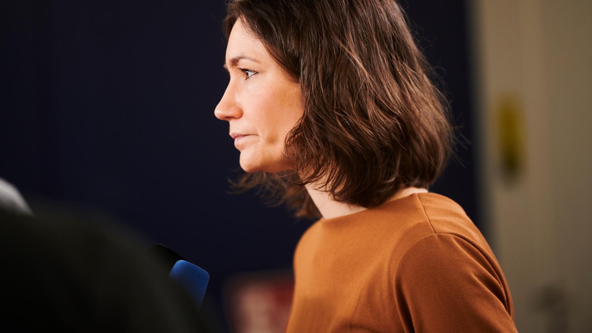 Anne Spiegel ( Bündnis 90/die Grünen), ehemalige Bundesministerin für Familie, Senioren, Frauen und Jugend, bei einer Pressekonferenz vor ihrem Rücktritt. Ihr Gesicht in von der Seite zu sehen.