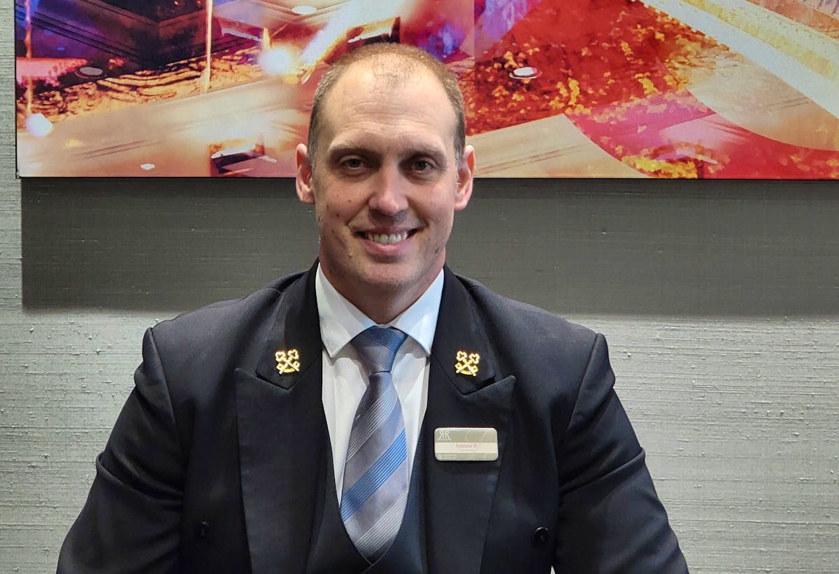 Étienne Plancher arbeitet seit 21 Jahren im Hotel Le Royal in Luxemburg-Stadt und ist seit rund zehn Jahren einer der Concierges. Étienne Plancher arbeitet seit 21 Jahren im Hotel Le Royal in Luxemburg-Stadt und ist seit rund zehn Jahren einer der Concierges.