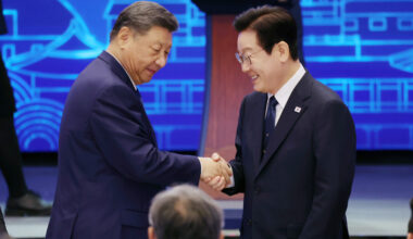 Korean President Lee Jae Myung, right, shakes hands with Chinese President Xi Jinping as at a state dinner held at a hotel in Gyeongju, North Gyeongsang, on Nov. 1. [JOINT PRESS CORPS]