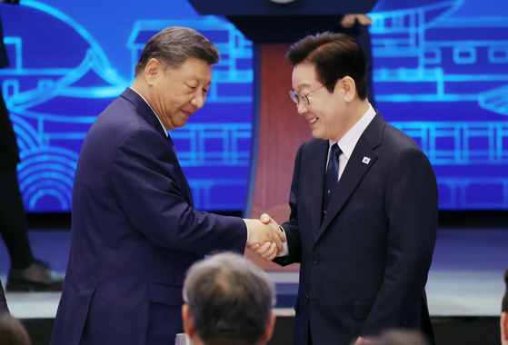 Korean President Lee Jae Myung, right, shakes hands with Chinese President Xi Jinping as at a state dinner held at a hotel in Gyeongju, North Gyeongsang, on Nov. 1. [JOINT PRESS CORPS]