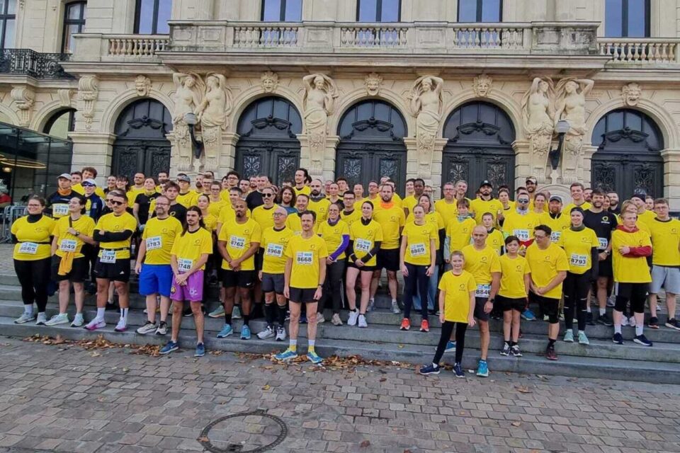 Photo de famille Orano. Plus de 400 coureurs avec un Tee-shirt jaune, un record pour l'entreprise qui court pour l'association Amarrage.