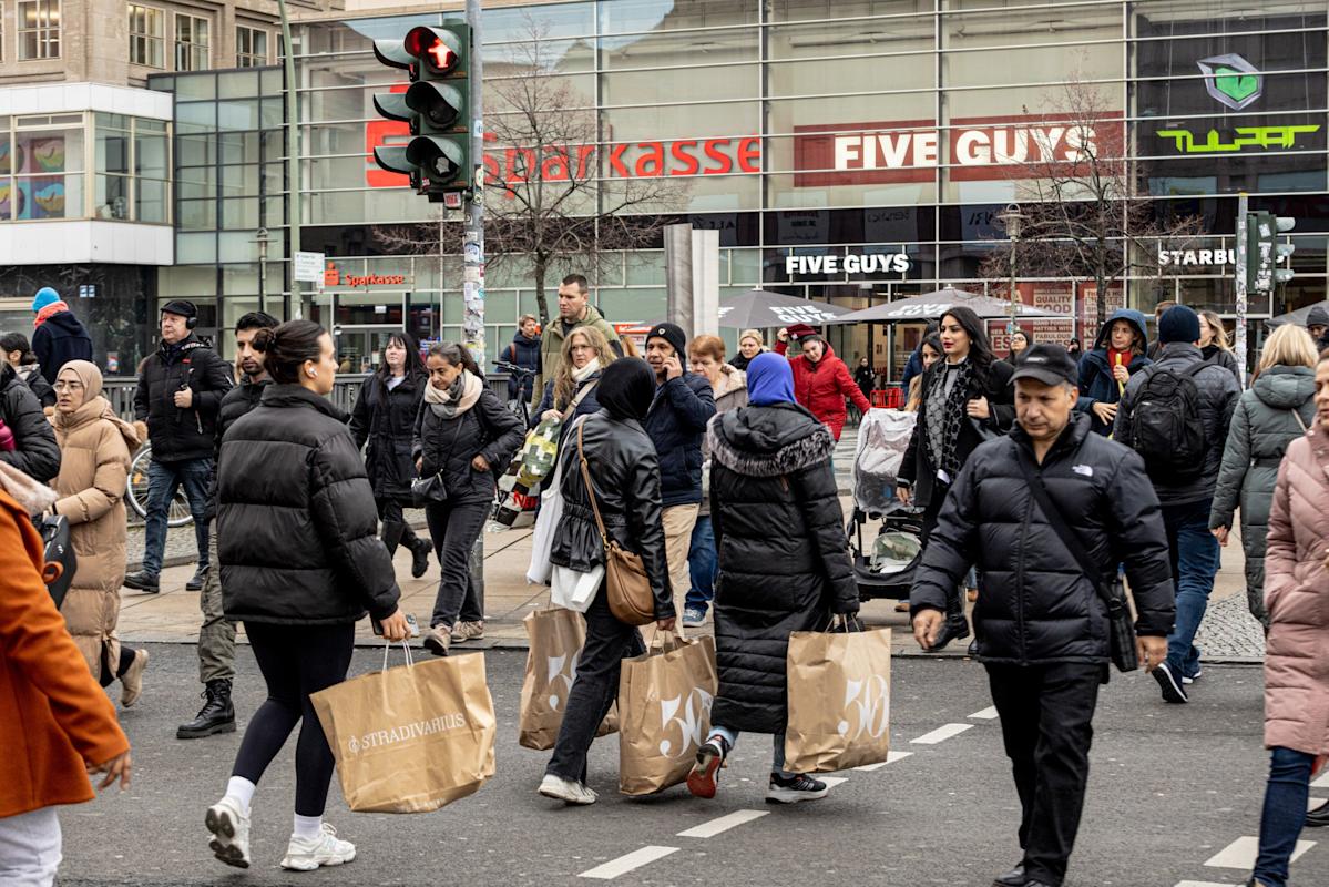 Euro-Zone Inflation Near 2% to Seal Deal on ECB Rate Hold