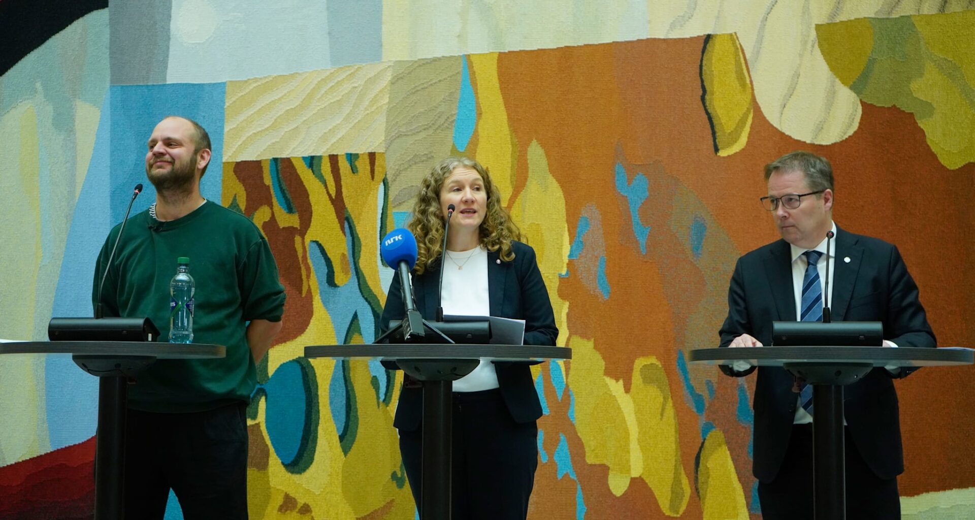 Stortinget lørdag, i forbindelse med ferdigstillelse av statsbudsjettet for 2026. Fra venstre: Mímir Kristjánsson (Rødt), Tuva Moflag (Ap) og Bjørn Arild Gram (Sp).
