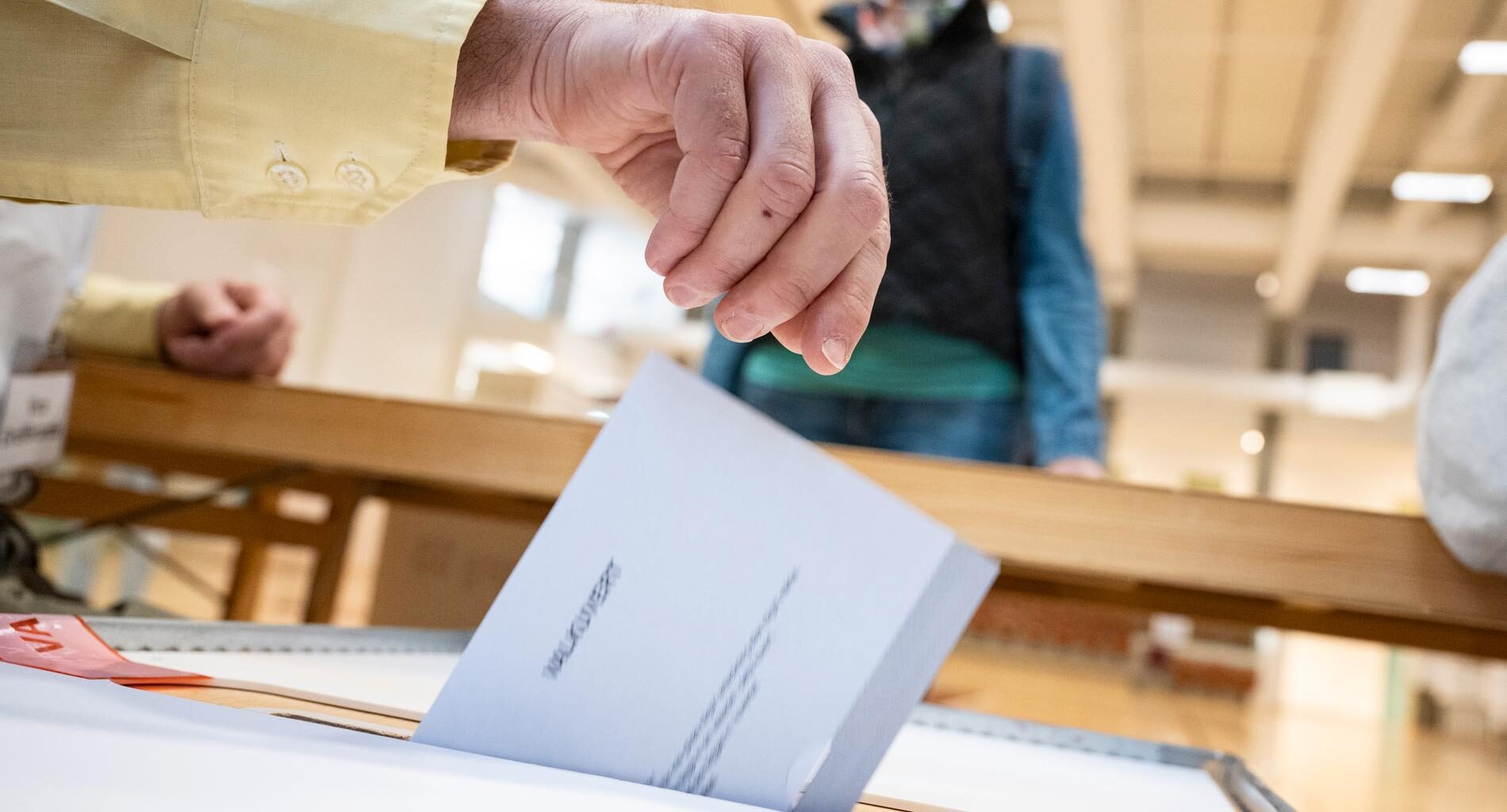 Sverige sticker ut – väljare tror på demokratin