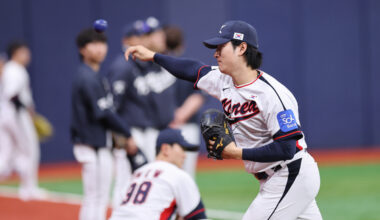 Gwak Been plays catch during a practice session at Gocheok Sky Dome in western Seoul on Nov. 7. [YONHAP]