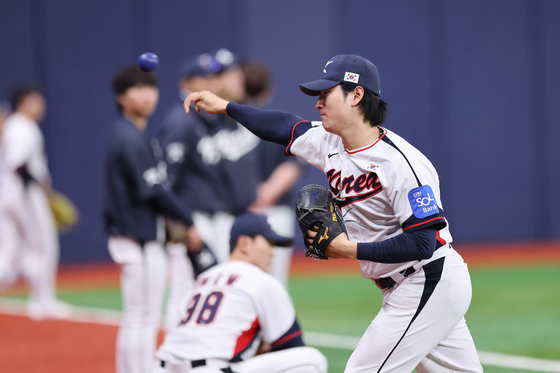 Gwak Been plays catch during a practice session at Gocheok Sky Dome in western Seoul on Nov. 7. [YONHAP]