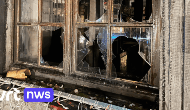 Protest tegen MR-voorzitter Bouchez in Luik escaleert: demonstranten proberen stadhuis binnen te dringen | VRT NWS: nieuws