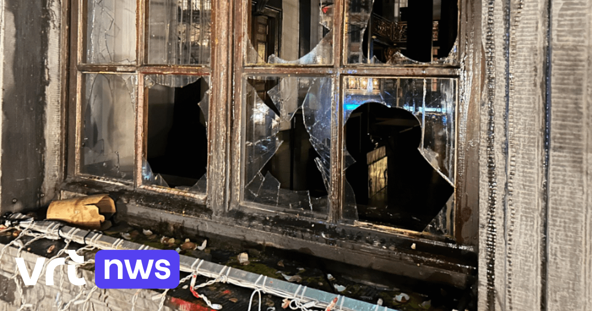 Protest tegen MR-voorzitter Bouchez in Luik escaleert: demonstranten proberen stadhuis binnen te dringen | VRT NWS: nieuws