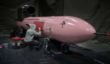 The pink “Flamingo”, made with donations from the Czech volunteer organization “Dárek pro Putina”, will immediately indicate who has arrived.