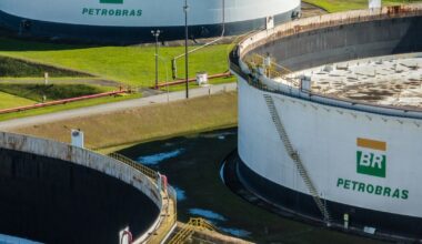 Petrobras Weighs Lower Spending Plan on Bearish Oil Outlook