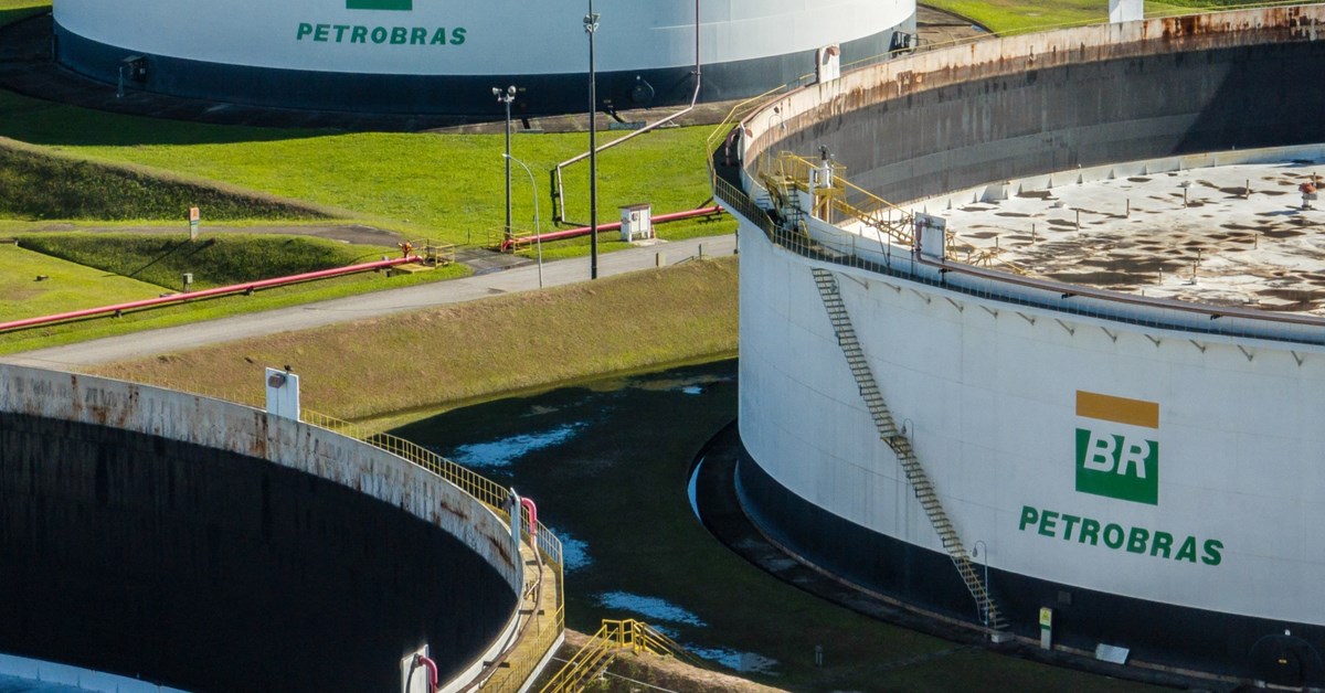 Petrobras Weighs Lower Spending Plan on Bearish Oil Outlook