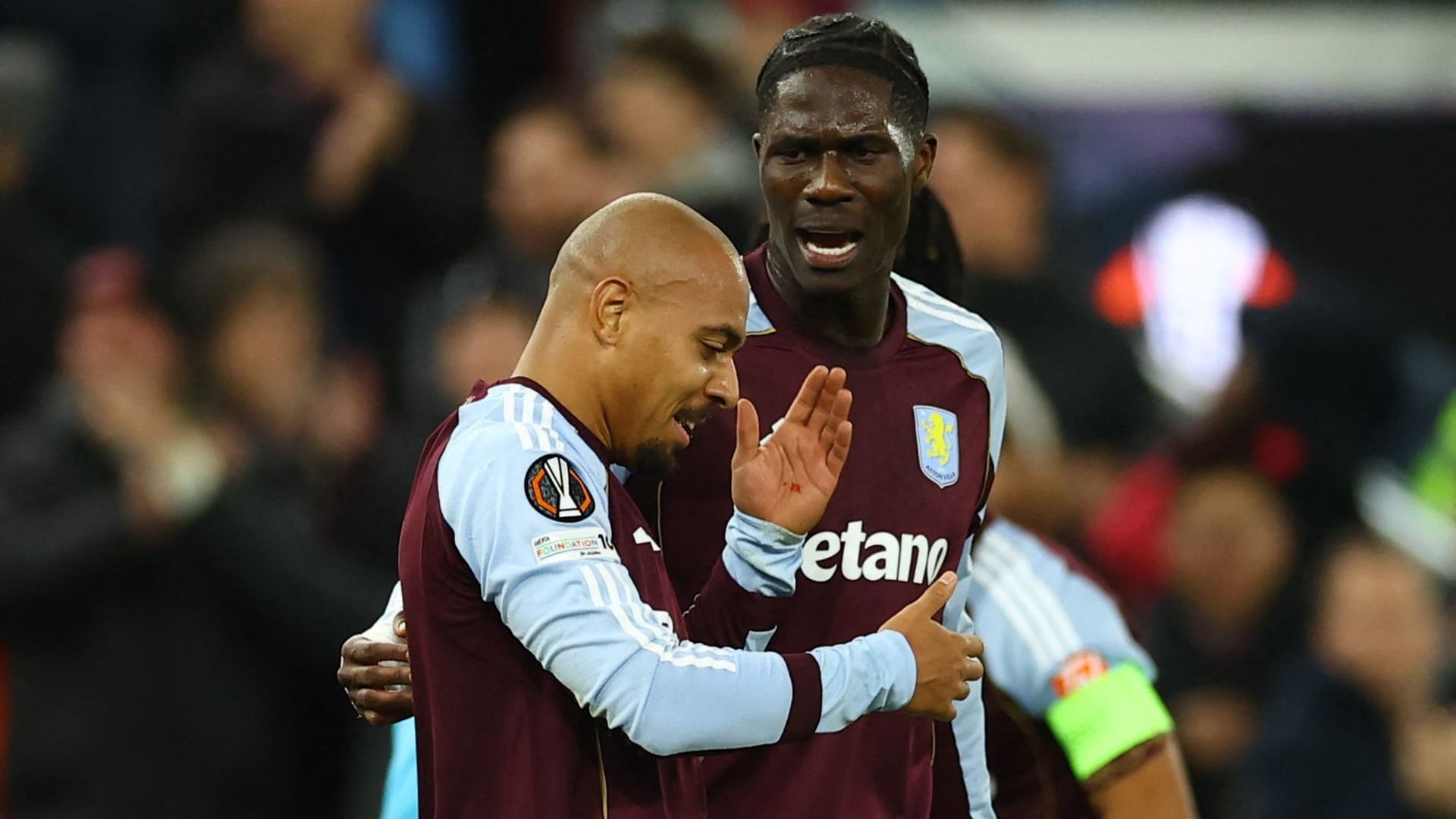 Blut an der Hand: Aston Villas Malen (li.) nach dem Tor mit Teamkollege Amadou Onana. Blut an der Hand: Aston Villas Malen (li.) nach dem Tor mit Teamkollege Amadou Onana.