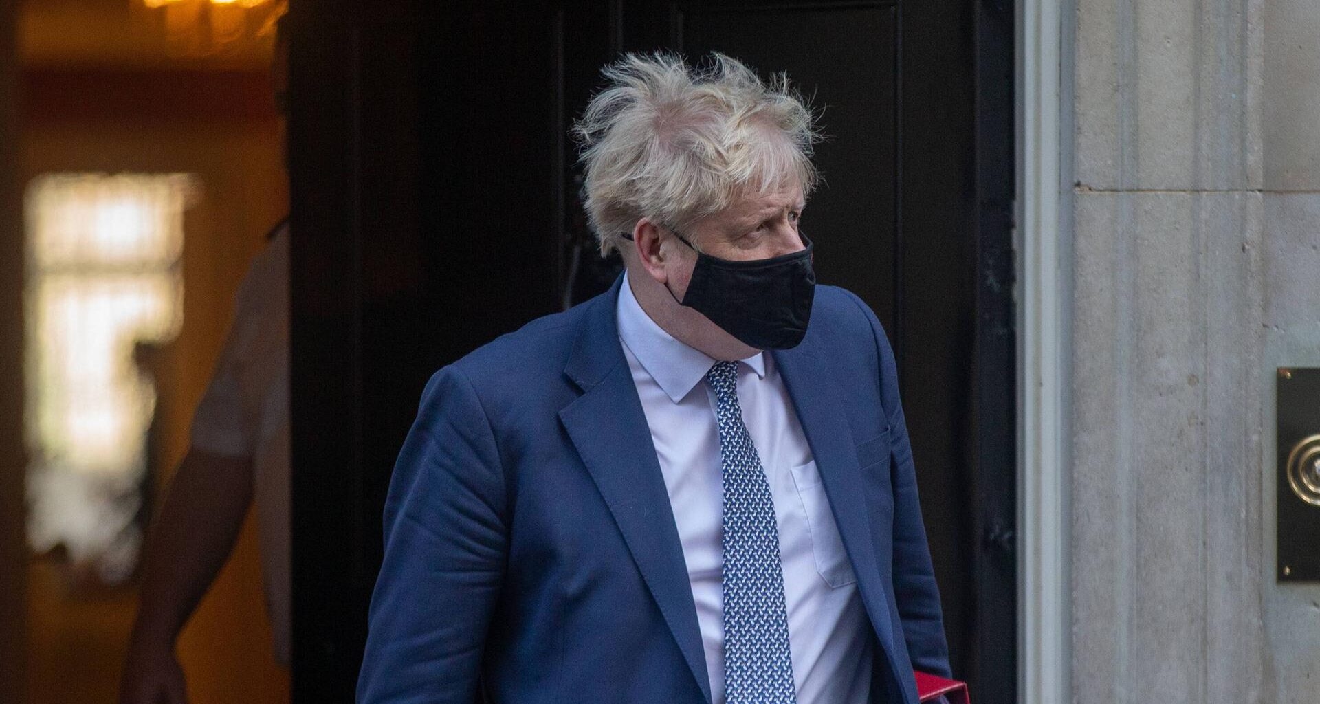 Boris Johnson am 12.01.2022 vor der Tür seines offiziellen Amtssitzes in der Downing Street Nr. 10 in London